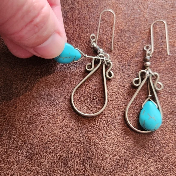 Elegant Silver and Turquoise Dangle Earrings - Picture 3 of 4